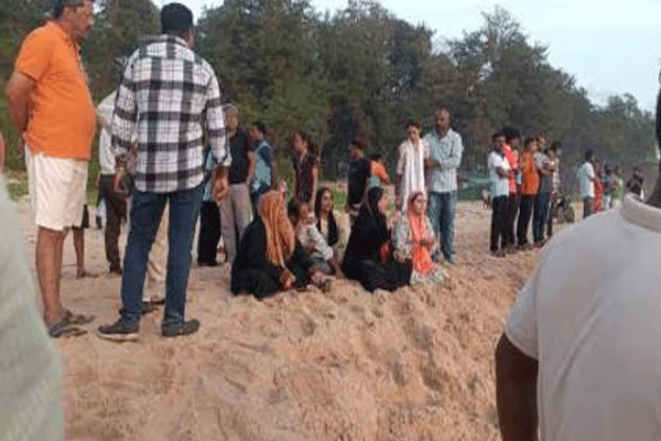 Sindhudurg beach accident Three members of the same family die, four still missing