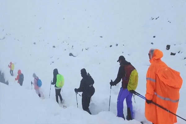 climbers-stranded-on-mount-everest