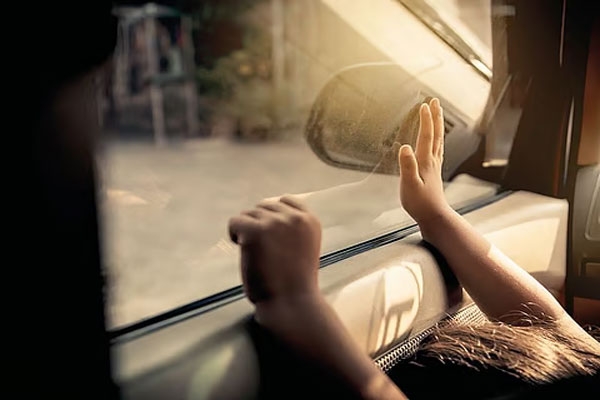 children-dies-in-car-while-playing