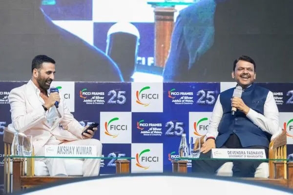 akshay-kumar-questions-cm-fadnavis
