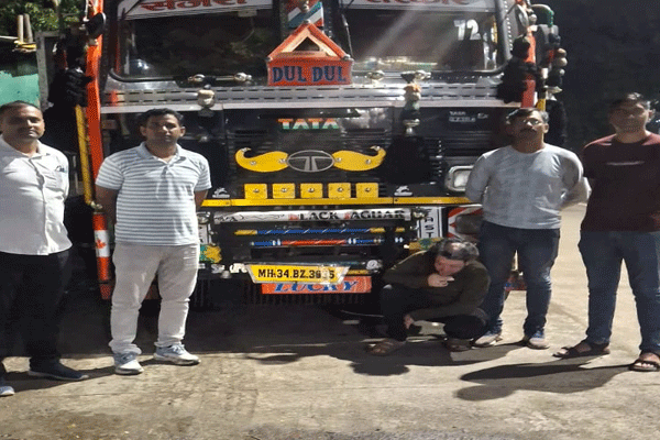 llegal sand transportation, sand theft, Vanvanga river, truck seizure, police action, sand royalty, Selu police station, sand smuggling, 20.9 lakh confiscated, illegal mining, Maharashtra police, sand smuggling case, truck driver arrested, Vanvanga river sand theft, police crackdown