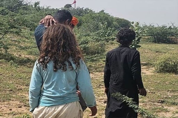 pakistani-couple-crosses-border-to-gujarat pakistani-couple-crosses-border-to-gujarat