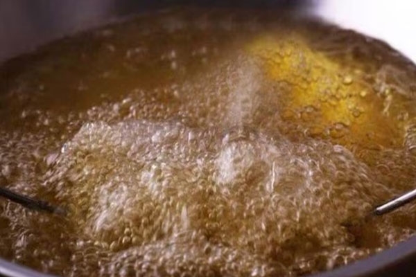 Boiling oil poured on husband