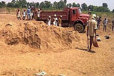 रेतीतून ८.१३ कोटींचे तेल; ४२ रेती घाटांचा होतोय लिलाव