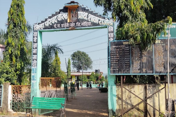 विद्यार्थी 124 अन् शिक्षक ‘एक