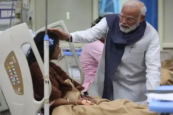 pm-modi-meets-delhi-blast-victims pm-modi-meets-delhi-blast-victims