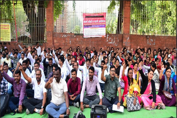 teachers-anger-due-to-delayed-salaries