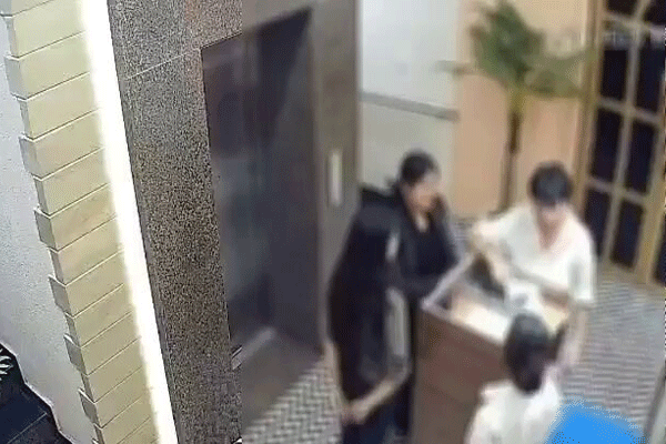 woman-receptionist-forcibly-kissed