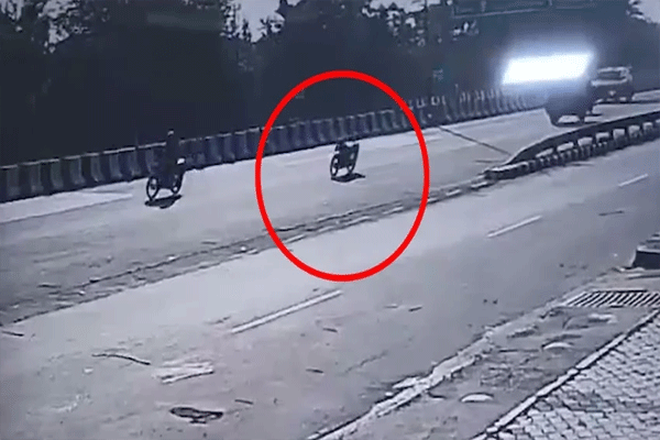 bike-running-without-a-driver-on-highway bike-running-without-a-driver-on-highway