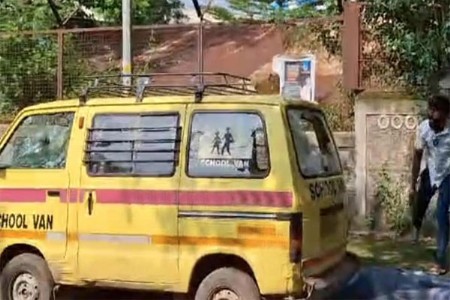 नामांकित शाळेलतील विद्यार्थिनींसोबत स्कूल व्हॅन चालकाचे अश्लील वर्तन