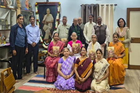 संस्कार भारतीची स्मरणिका या परिवारांना प्रदान