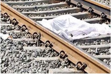 पुण्यात धावत्या ट्रेनखाली येऊन ३ तरुणांचा मृत्यू