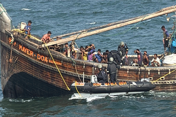 भारतीय तटरक्षक दलाची मोठी कारवाई, ७९ बांगलादेशी नागरिकांना अटक; ३ बोटीही जप्त