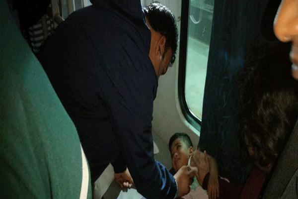 रेल्वे बर्थवरून चिमुकला खाली पडला