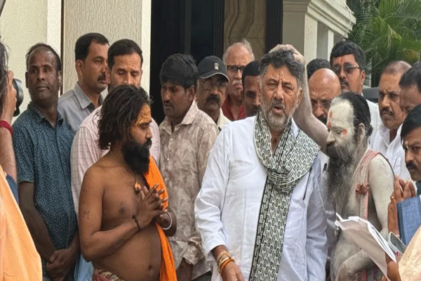 naga-sadhus-meet-dk-shivakumar