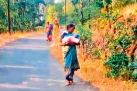 रुग्णवाहिकेअभावी ओल्या बाळंतिणीची दोन किलोमीटर पायपीट