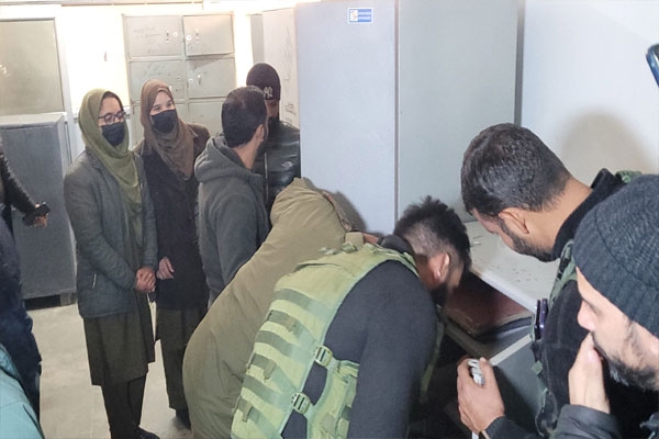 डॉक्टरांना वाटप केलेल्या लॉकरची तपासणी Doctor's locker inspection ...