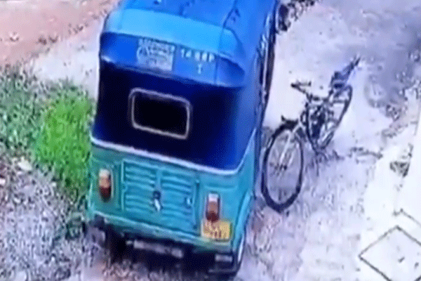 आश्चर्यकारक...रिक्षावाल्याने सायकल ढकलली, तर सायकलने रिक्षाला फेकले दरीत, VIDEO