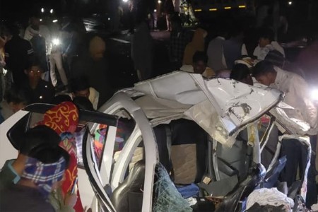 गंगा एक्स्प्रेस वेवर भीषण अपघातात ६ ठार