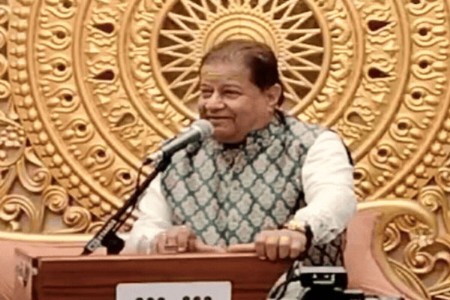 कलाकाराने आपली कला लोकसेवेसाठीही अर्पण करावी