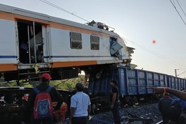 local-train-and-goods-train-collide-in-bilaspur local-train-and-goods-train-collide-in-bilaspur