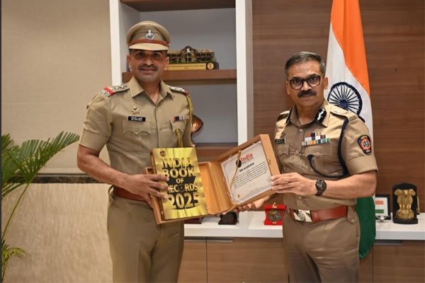 india book of records 2025, nagpur police officer achievement, API Shivaji Laxman Nanavare, mountaineering record india, indian police mountaineer, four mountain peaks climbed, mount everest summit, makalu peak, manaslu peak, lhotse peak, nagpur police social security department, maharashtra police achievements, indian record holder 2025, rare mountaineering feat, nagpur news, dr ravindra kumar singhal nagpur police commissioner, adventure sports india, everest climber from maharashtra, india book of record