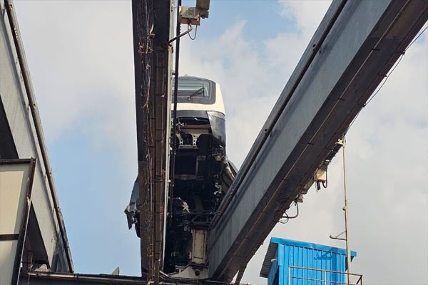 monorail-coach-derails-in-mumbai monorail-coach-derails-in-mumbai