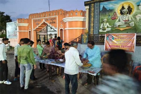 रामटेक येथील लंबे हनुमान मंदिरात महाप्रसाद
