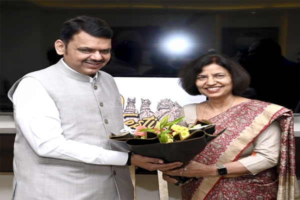 kumud-sharma-met-cm-fadnavis