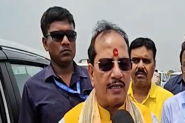 vijay-sinhas-car-attacked vijay-sinhas-car-attacked