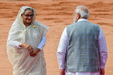 शेख हसीना वाचल्या भारतातून आलेल्या एका फोनमुळे!