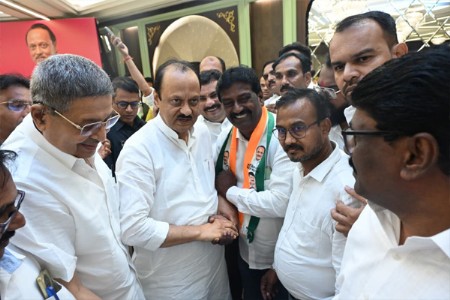 वर्धेचे माजी नगराध्यक्ष ठाकूरांच्या हातावर घड्याळ