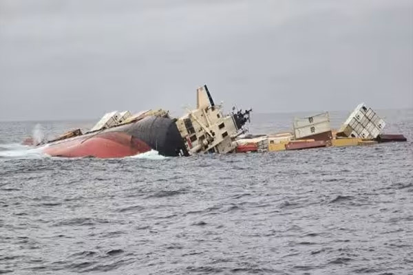 ship-carrying-300-passengers-sinks