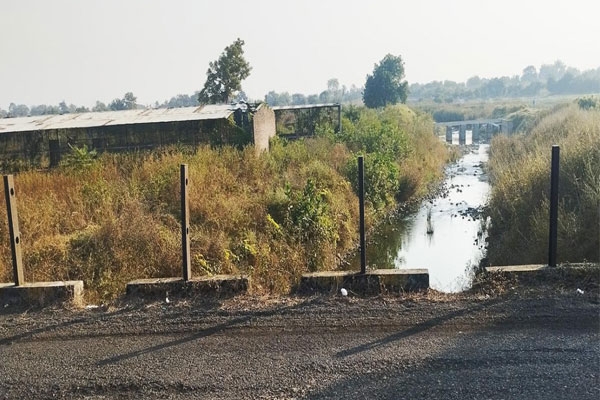 Milamili River bridge, missing guardrails, safety hazard, Ner Babhulgaon road, bridge protection pipes, road accidents risk, infrastructure negligence, heavy traffic route, school student transport safety, monsoon road safety, iron pipes stolen, public demand for repair
