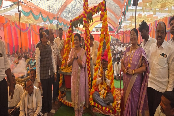 Chamorshi, Bhagwat Gyan Yagya week, Yagya Samapan, Dr. Devarao Holi birthday celebration, Chamorshi spiritual event, devotional gathering, community participation, BJP district leaders, Congress and NCP supporters, Gadchiroli medical college development, Markanda area development projects, social welfare initiatives, local leadership recognition, religious and cultural events Maharashtra