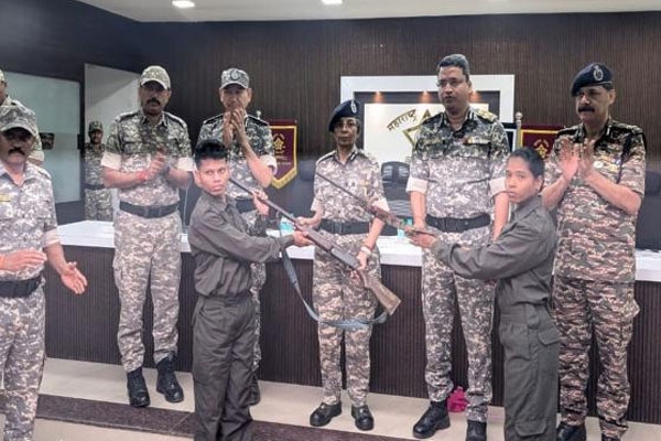 11 Naxalites surrender in Gadchiroli 11 Naxalites surrender in Gadchiroli