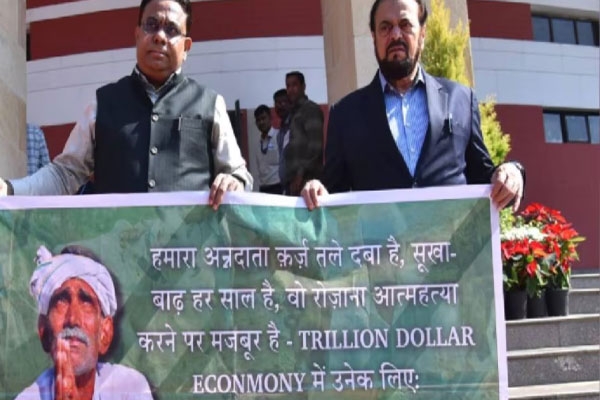 Abu Azmi protest, farmer protest Nagpur, winter session farmers issue, crop price demand, soybean cotton fair price, farmer loan waiver demand, opposition MLA protest, Maharashtra farmer agitation, rural economy development, anti-government farmer rally