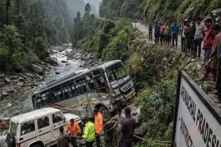मजुरांना घेऊन जाणारा ट्रक दरीत कोसळला...२२ ठार