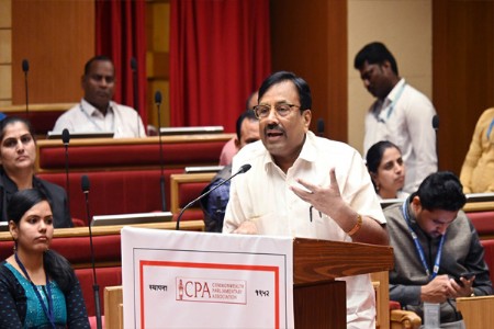 विधिमंडळात मंजूर होणारे कायदे समाजाच्या हिताचे