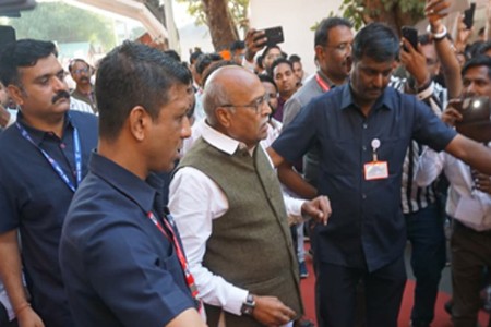 मागणीसाठी पोहरेंची विधानभवन परिसरात घोषणाबाजी