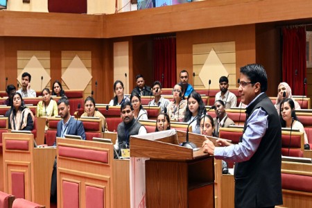 कोणत्याही क्षेत्रात जा, देणे लागतो याची जाणीव ठेवा