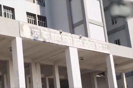 धक्कादायक! २५ मुलांना घेऊन जाणारी स्कूल बस नदीत उलटली