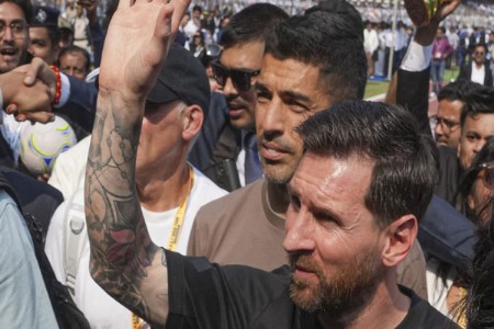 लिओनेल मेस्सी सोबत सेलिब्रिटींची भेट पण चाहते झाले निराश