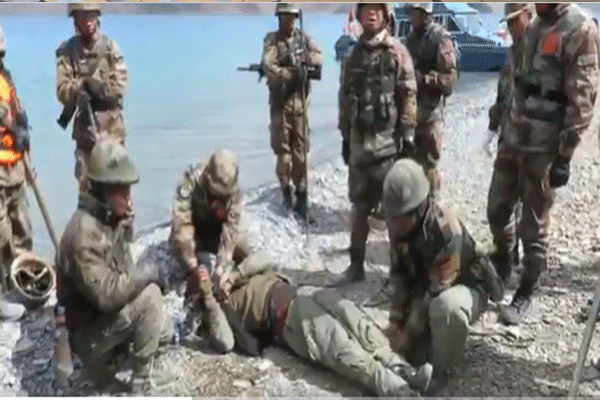 chinese-soldiers-saved-life-of-indian-soldier chinese-soldiers-saved-life-of-indian-soldier
