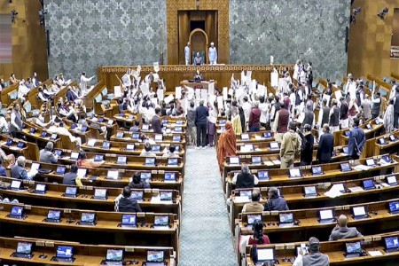 तृणमूल खासदाराने संसदेत ओढली ई-सिगारेट? VIDEO