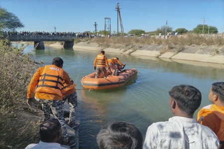 कालव्यात तरुण वाहून गेला