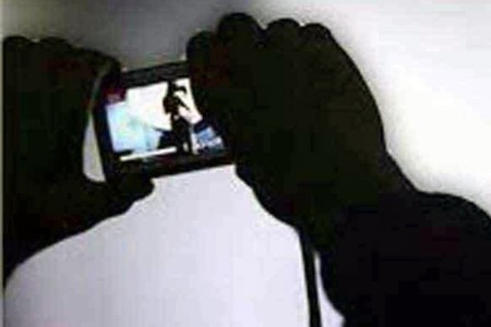 विधार्थ्यांचे बंदुकीच्या धाकावर बनवले अश्लील व्हिडिओ, ब्लॅकमेल करून मागितले पैसे