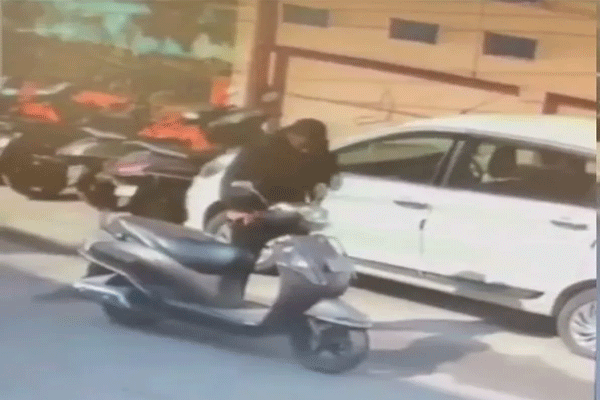 मृत्यूचा LIVE VIDEO: स्कूटर घेऊन चालताना अचानक पडला तरुण आणि गेला जीव