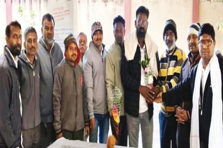 नप निवडणुकीत विजयी वृत्तपत्र विक्रेता व स्नेहीचा सत्कार