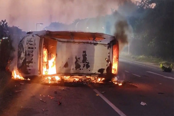 Car catches fire in Narnaul